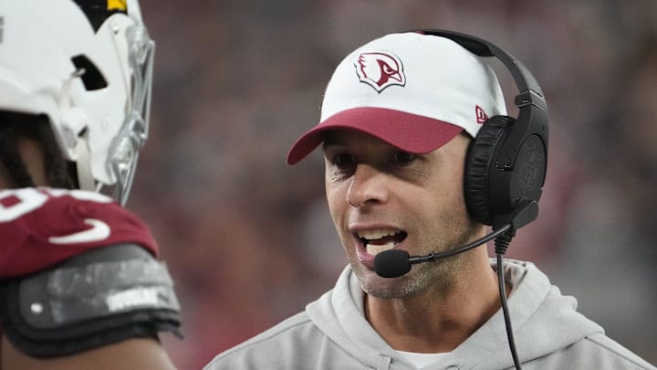 Arizona Cardinals head coach Jonathan Gannon talks with his players during the second quarter against the Chicago Bears at State Farm Stadium on Nov 3, 2024, in Glendale.