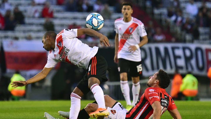 River Plate v Patronato - Superliga 2019/20 - De la Cruz encara frente a Lemos.