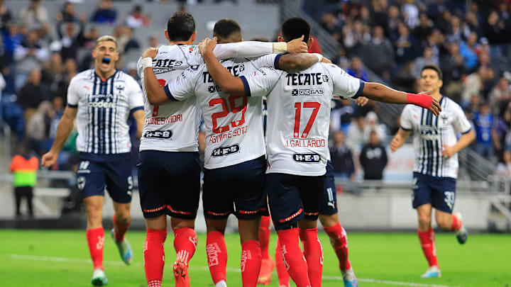 Jugadores de Rayados de Monterrey celebran un gol.