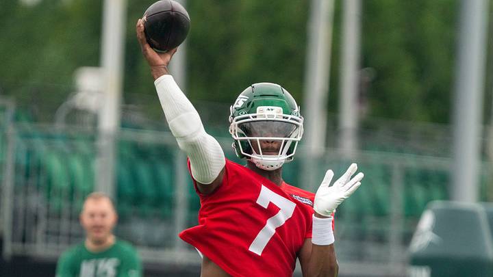 New York Jets quarterback Geno Smith (7) New York Jets quarterback Geno Smith (7)