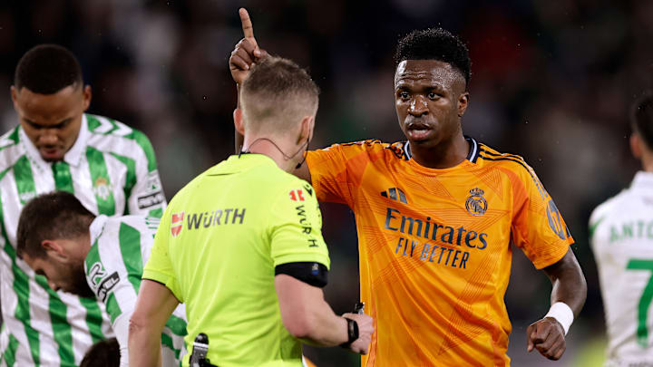 Vinicius en discussions avec A. Hernandez, arbitre de la Liga