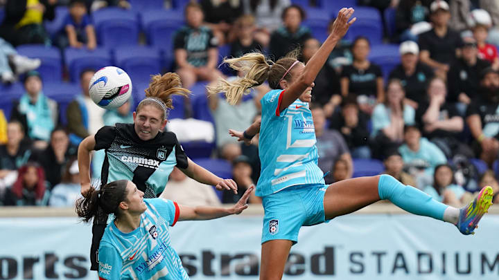 May 4, 2025; Harrison, New Jersey, USA; Gotham FC forward McKenna Whitham (17) battles Chicago Stars FC defender Taylor Malham (32), left, and Chicago Stars FC midfielder Maitane (77) for a header during the second half at Sports Illustrated Stadium. Mandatory Credit: Lucas Boland-Imagn Images May 4, 2025; Harrison, New Jersey, USA; Gotham FC forward McKenna Whitham (17) battles Chicago Stars FC defender Taylor Malham (32), left, and Chicago Stars FC midfielder Maitane (77) for a header during the second half at Sports Illustrated Stadium. Mandatory Credit: Lucas Boland-Imagn Images