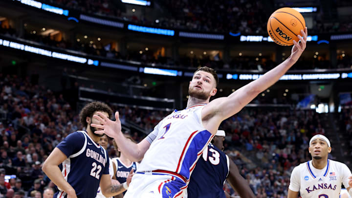 Hunter Dickinson is officially returning to the Kansas Jayhawks