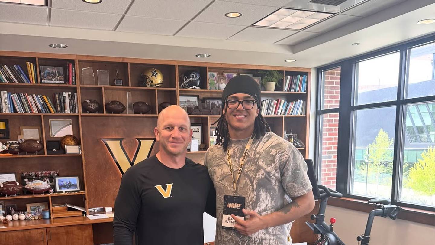 No. 6 College Football OT Recruit Announces Commitment Timeline
