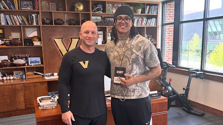 North Cross (VA) offensive tackle Elijah Hutcheson is announcing his commitment on Tuesday.