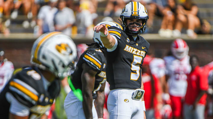Sept 13, 2025; Columbia, Missouri, USA; Missouri Tigers back up quarterback Matt Zollers point out wide in the third quarter at Faurot Field. Sept 13, 2025; Columbia, Missouri, USA; Missouri Tigers back up quarterback Matt Zollers point out wide in the third quarter at Faurot Field.