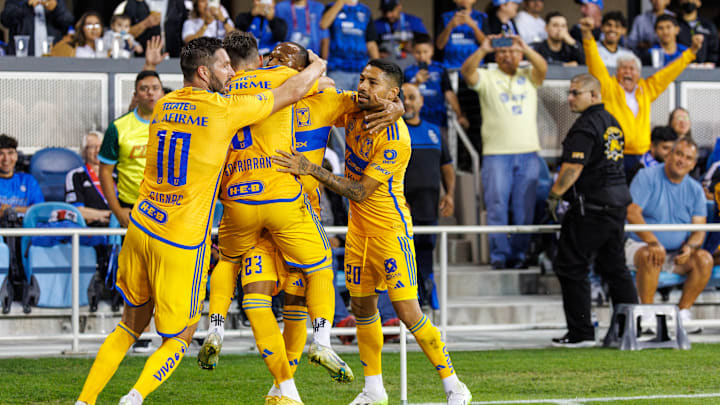 Jugadores de Tigres celebran un gol.