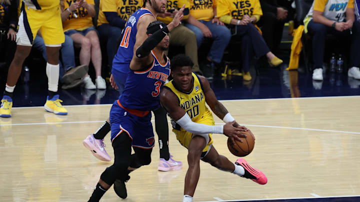 Indiana Pacers guard Bennedict Mathurin drives to the hoop past New York Knicks guard Josh Hart. Mandatory Credit: Trevor Ruszkowski-Imagn Images