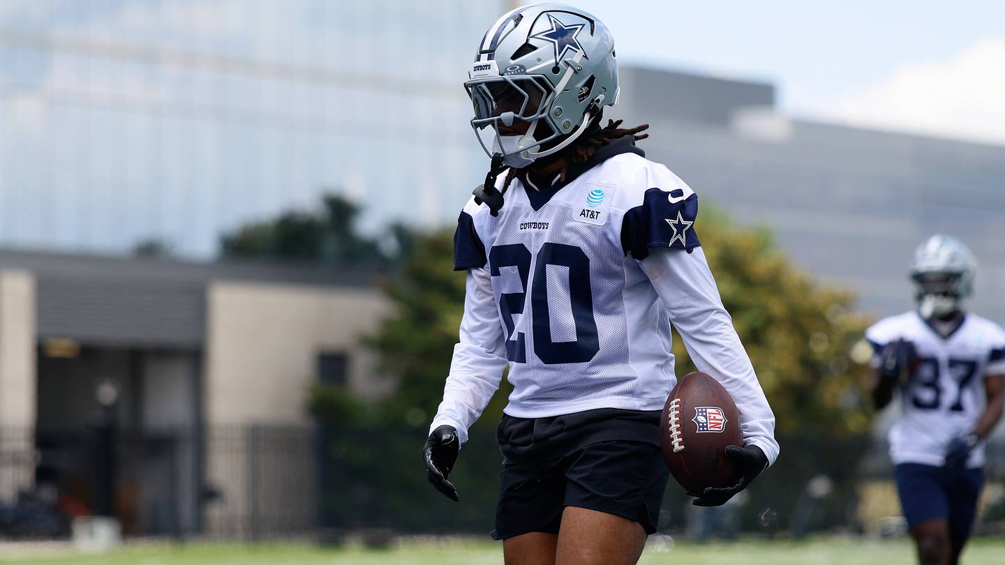 Malik Davis Carted Off From Dallas Cowboys Practice After Injury