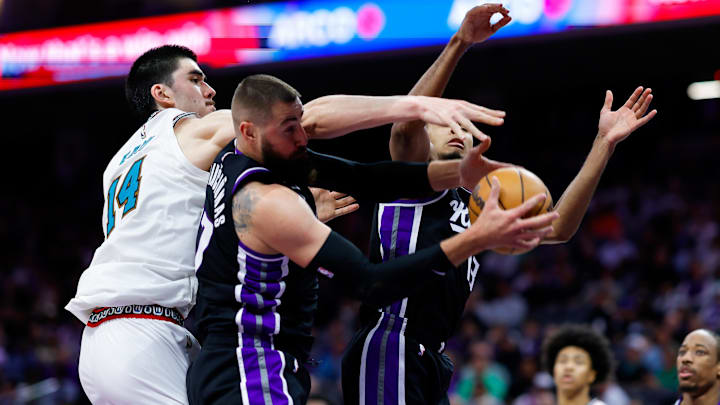 Mar 17, 2025; Sacramento, California, USA; Memphis Grizzlies center Zach Edey (14) and Sacramento Kings center Jonas Valanciunas (17) fight for a rebound during the fourth quarter at Golden 1 Center. Mandatory Credit: Sergio Estrada-Imagn Images