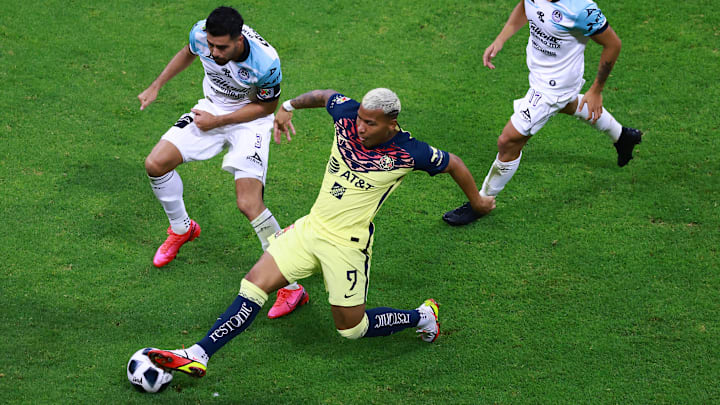 Roger Martínez ante dos jugadores de Mazatlán FC.