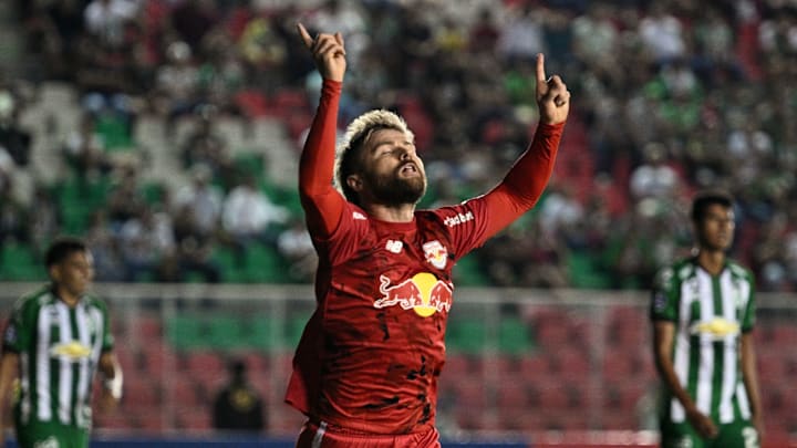 Artilheiro do Massa Bruta, Sasha soma 15 gols na temporada