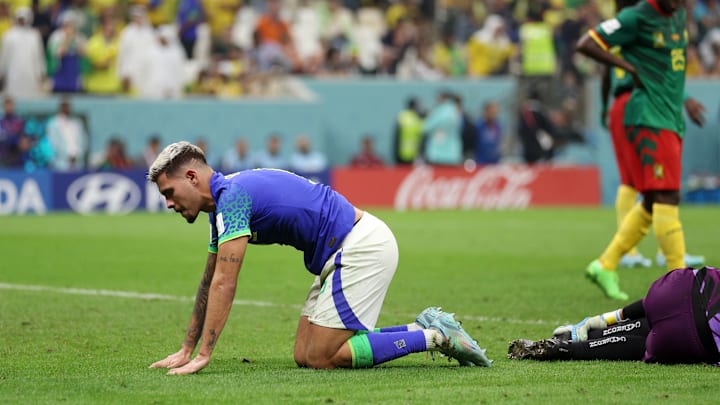 Bruno Guimarães teve a chance de matar o jogo, mas desperdiçou