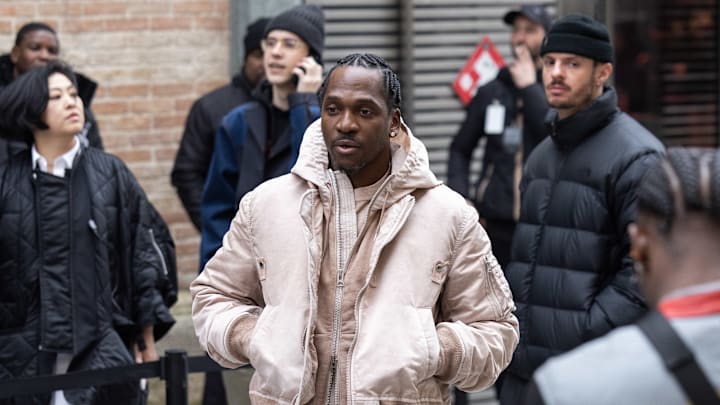 Sacai : Outside Arrivals - Paris Fashion Week - Menswear Fall/Winter 2024-2025