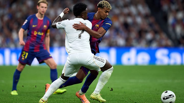 Lamine Yamal em ação no duelo entre Real Madrid e Barcelona, pela LaLiga 2025/26