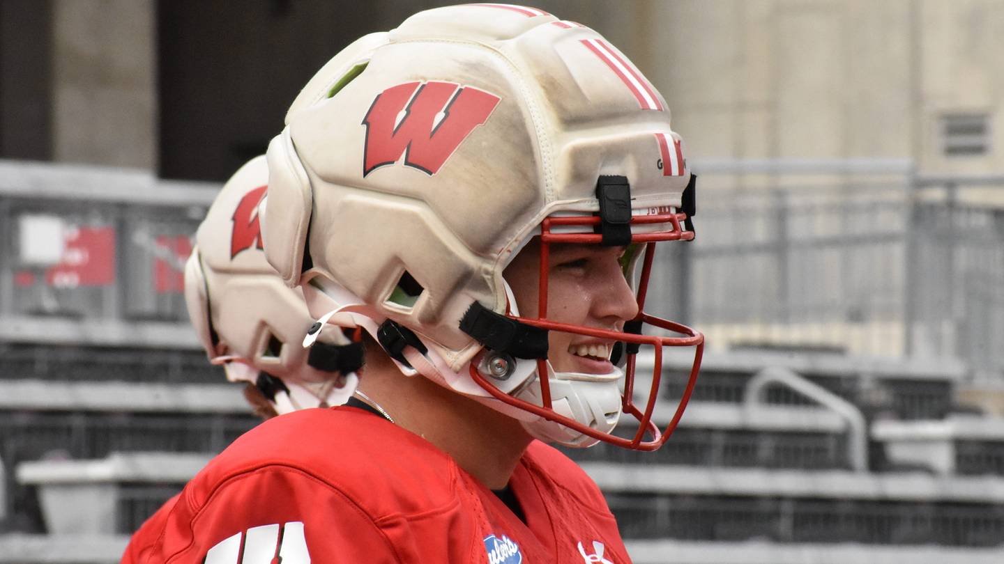 Giocatori della squadra Wisconsin durante un allenamento, con un focus sulle relazioni interpersonali