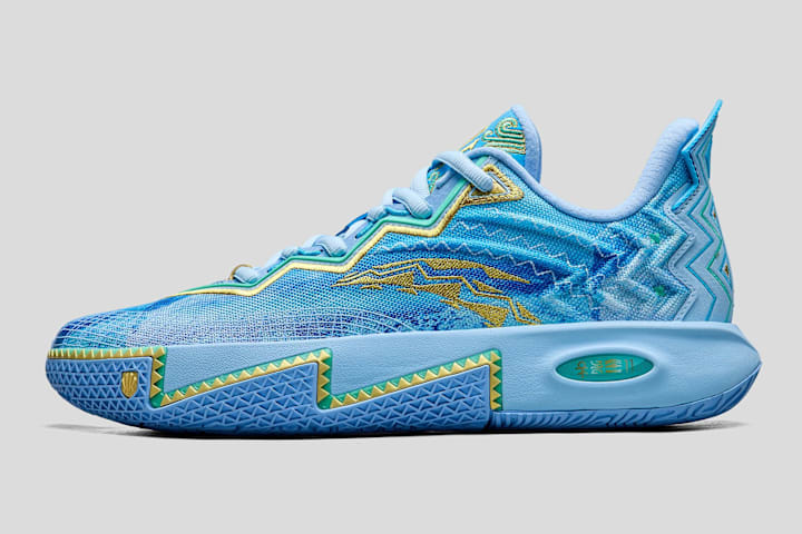 kyrie irving shoes two different colors