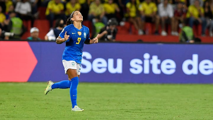 Debinha está entre as relacionadas pela técnica Pia Sundhage