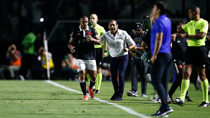 Lateral-direito Paulo Henrique fica à disposição Lateral-direito Paulo Henrique fica à disposição