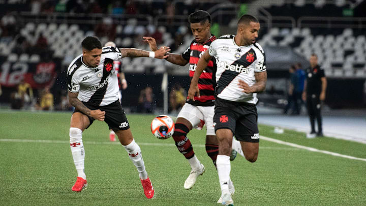 Bruno Henrique, mais uma vez, marcou contra um rival local