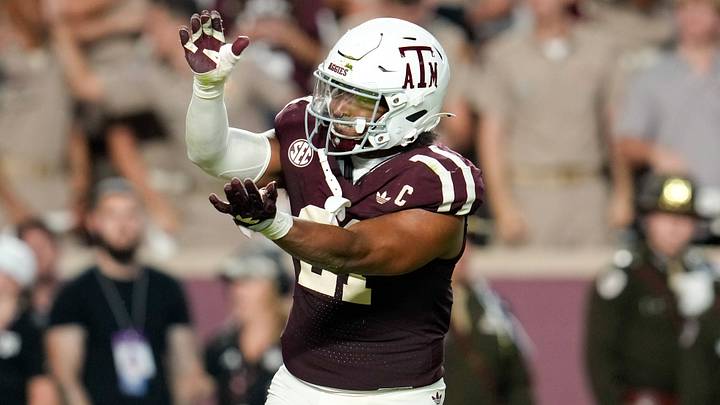 October 11, 2025, College Station, Texas, USA: Texas A&M linebacker Taurean York (21) does the Ã¢â‚¬oeGator ChompÃ¢â‚¬Â gesture after a defensive play during the first half of the college football game between Texas A&M and Florida on October 11, 2025 in College Station, Texas. 
