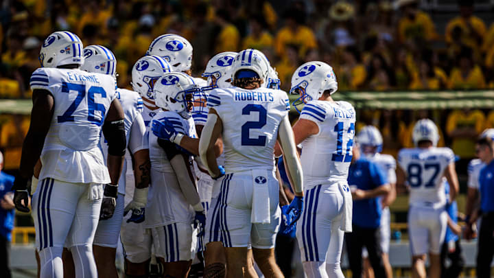 BYU huddles up before the first drive against Baylor
