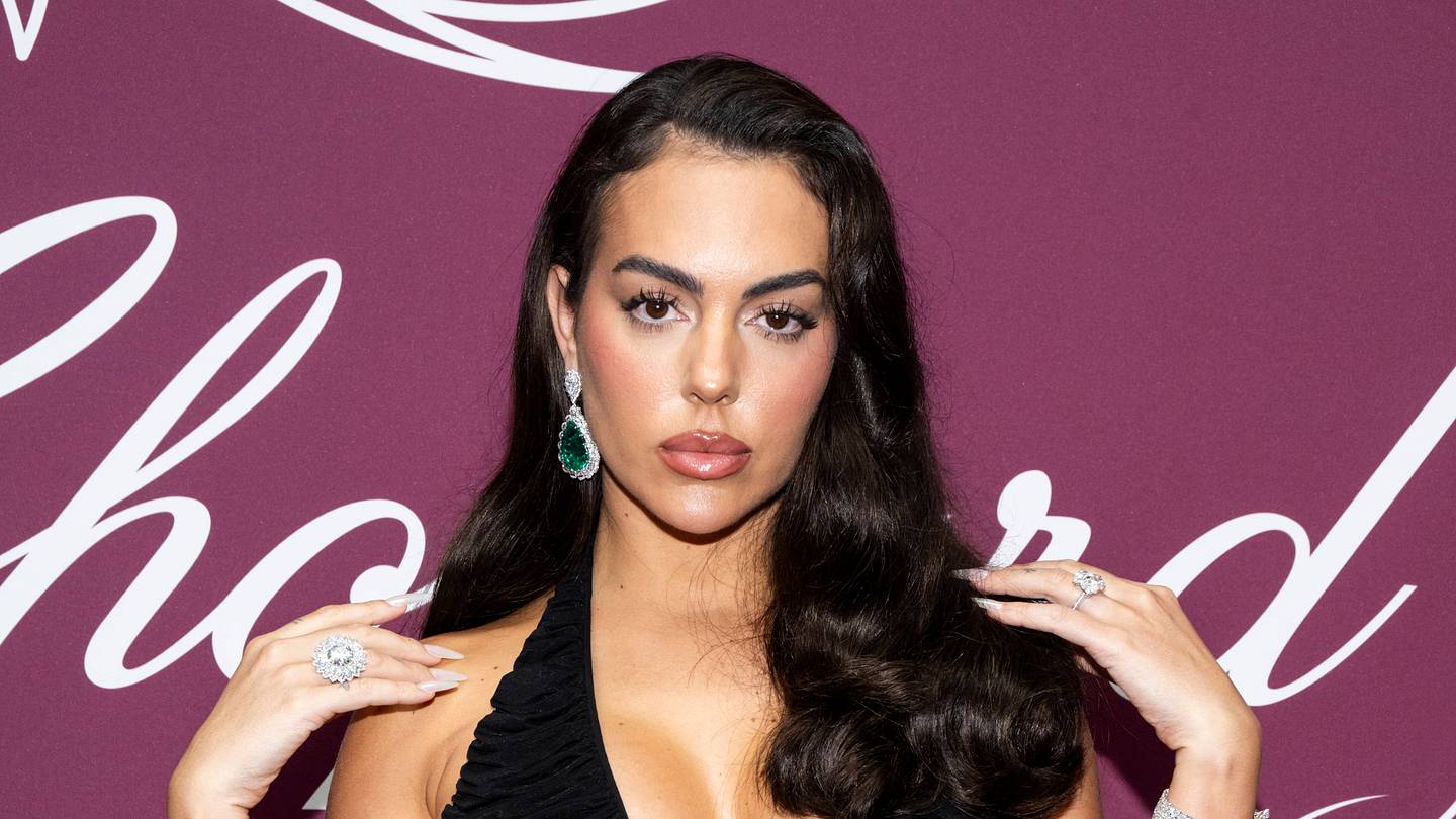 Cristiano Ronaldo's Fiancée Georgina Rodriguez Models Black Swimsuit Before World Cup