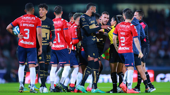 Pumas y Chivas se juegan el cuarto lugar en la última jornada.