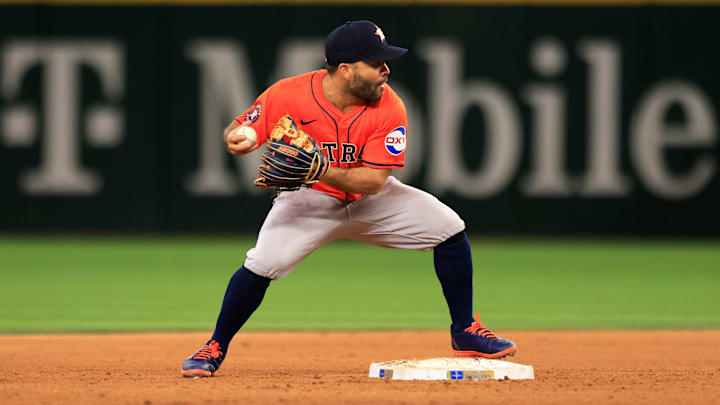 El venezolano de los Astros José Altuve es uno de los líderes en asistencias entre los activos