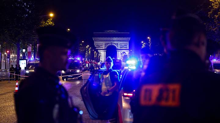 Des débordement ont eu lieu à Paris sur les Champs-Élysées et au Champ de Mars