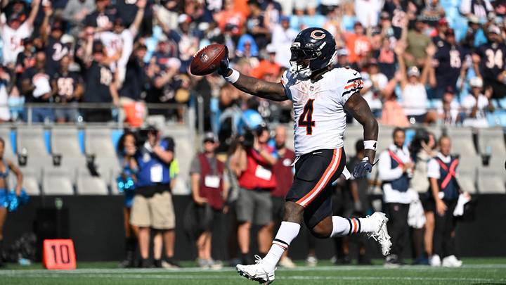 Chicago Bears running back D'Andre Swift (4) runs with the ball for a touchdown in the fourth quarter against the Carolina Panthers at Bank of America Stadium. Mandatory Credit: Bob Donnan-Imagn Images Chicago Bears running back D'Andre Swift (4) runs with the ball for a touchdown in the fourth quarter against the Carolina Panthers at Bank of America Stadium. Mandatory Credit: Bob Donnan-Imagn Images
