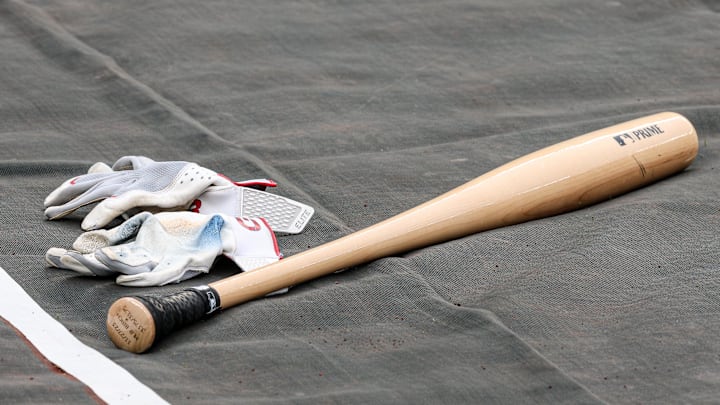 Apr 2, 2025; Bronx, New York, USA; A torpedo bat and gloves of New York Yankees outfielder Cody Bellinger (not pictured) are seen on a tarp before the game against the Arizona Diamondbacks at Yankee Stadium. Mandatory Credit: Vincent Carchietta-Imagn Images Apr 2, 2025; Bronx, New York, USA; A torpedo bat and gloves of New York Yankees outfielder Cody Bellinger (not pictured) are seen on a tarp before the game against the Arizona Diamondbacks at Yankee Stadium. Mandatory Credit: Vincent Carchietta-Imagn Images