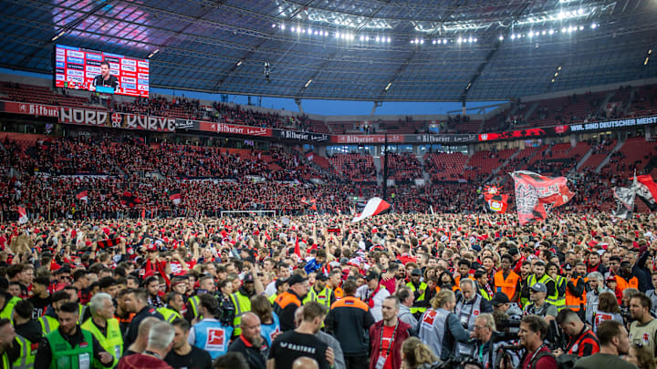 Die Meisterfeier auf dem Rasen in der BayArena