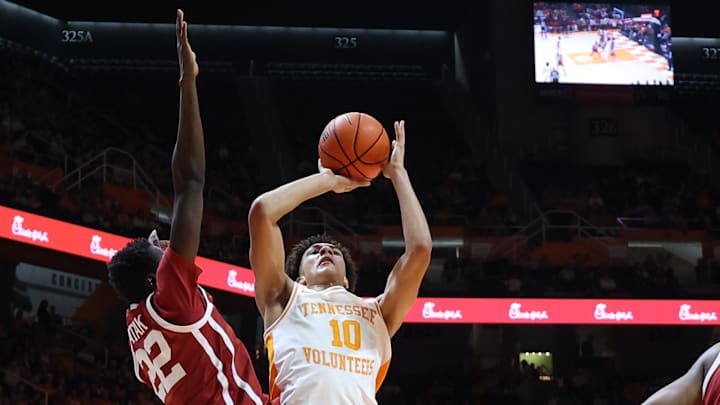 Feb 18, 2026; Knoxville, Tennessee, USA; Tennessee Volunteers forward Nate Ament (10) shoots the ball against Oklahoma Sooners forward Kuol Atak (22) during the first half at Thompson-Boling Arena at Food City Center. Mandatory Credit: Randy Sartin-Imagn Images Feb 18, 2026; Knoxville, Tennessee, USA; Tennessee Volunteers forward Nate Ament (10) shoots the ball against Oklahoma Sooners forward Kuol Atak (22) during the first half at Thompson-Boling Arena at Food City Center. Mandatory Credit: Randy Sartin-Imagn Images