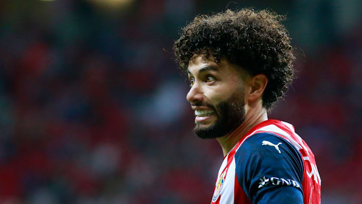 César Huerta es uno de los futbolistas más criticados de las Chivas y nuevamente se ganó el repudio de la afición por un video entrenando.