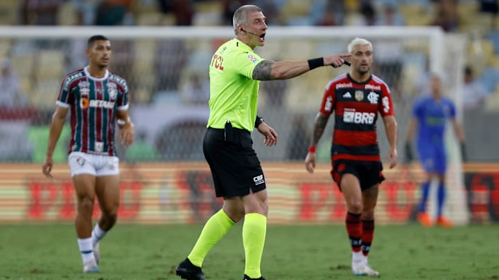 Daronco foi duramente criticado após atuação no empate entre Fluminense e Flamengo, pela Copa do Brasil.