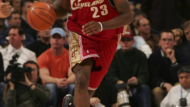 LeBron James conduciendo el balón. LeBron James conduciendo el balón.