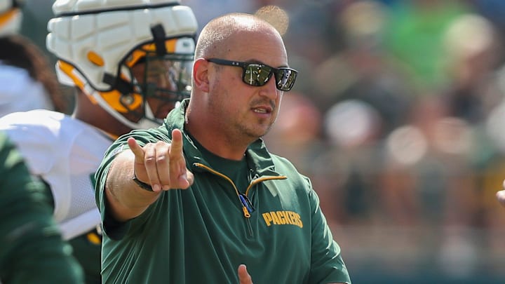 Stenavich instructs Packers offensive linemen during practice.