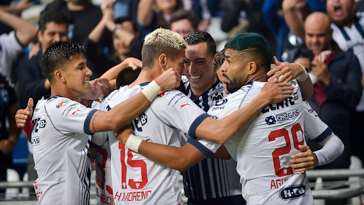 Jugadores de Monterrey celebran un gol.