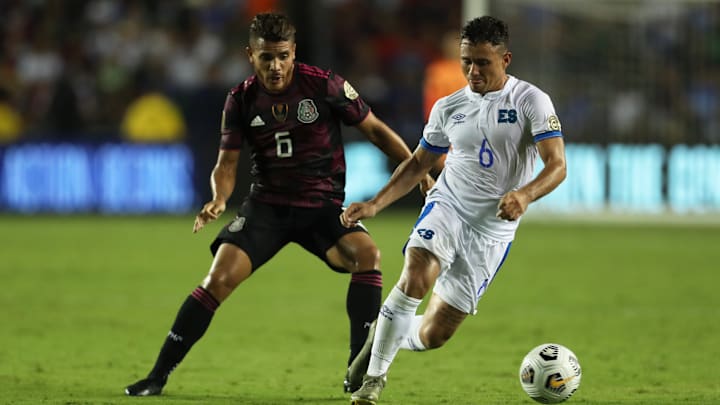 Jonathan Dos Santos en la pelea de un balón ante Narciso Orellana.