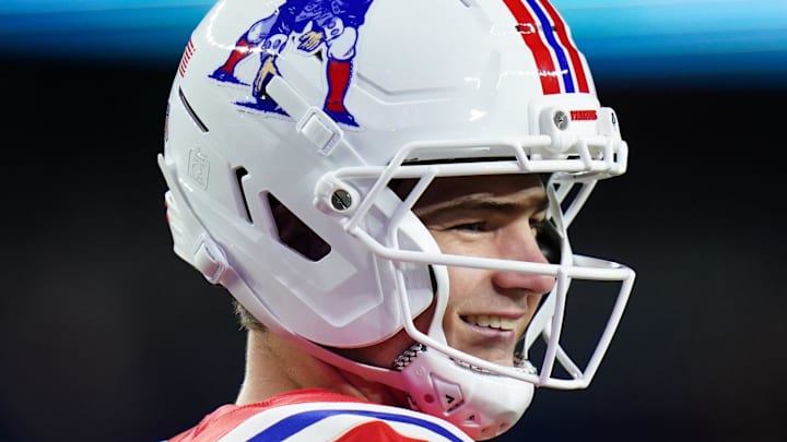 Dec. 1, 2025; Foxborough, Massachusetts, USA; New England Patriots quarterback Drake Maye (10) is seen during warmups prior to the game against the New York Giants at Gillette Stadium. Dec. 1, 2025; Foxborough, Massachusetts, USA; New England Patriots quarterback Drake Maye (10) is seen during warmups prior to the game against the New York Giants at Gillette Stadium.