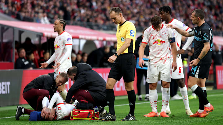 David Raum musste nach dem Foul von Wirtz behandelt werden