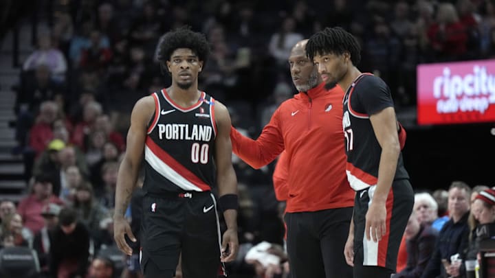 Portland Trail Blazers head coach Chauncey Billups talks to Scoot Henderson (00) and Shaedon Sharpe (17). Mandatory Credit: Soobum Im-Imagn Images