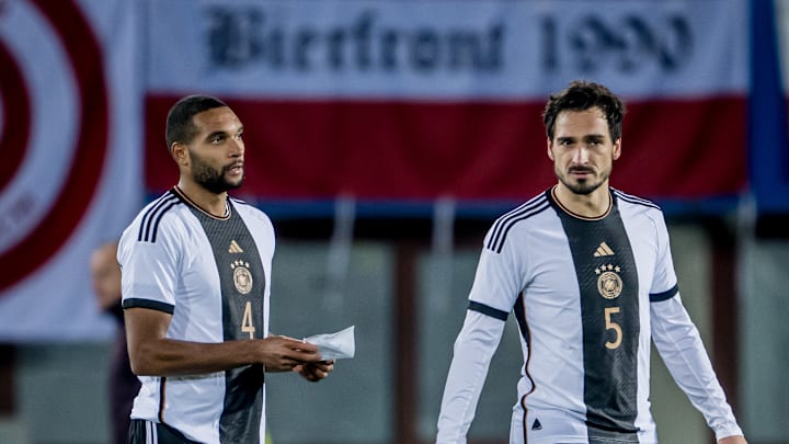 Jonathan Tah (links, mit Mats Hummels) Jonathan Tah (links, mit Mats Hummels)