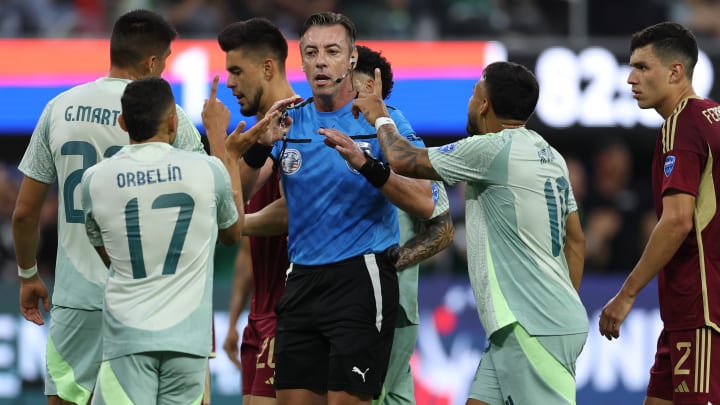 Los jugadores de México reclamaron al silbante Raphael Claus por la mano de Miguel Navarro.