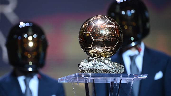 Le Ballon d'Or, trophée individuel ultime en football.