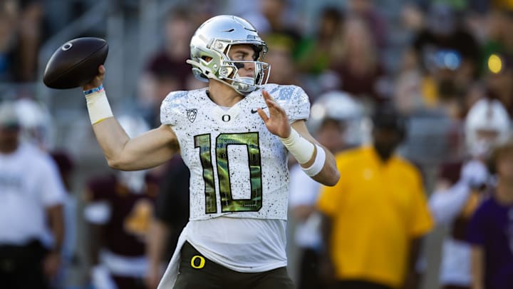 Nov 18, 2023; Tempe, Arizona, USA; Oregon Ducks quarterback Bo Nix (10) against the Arizona State