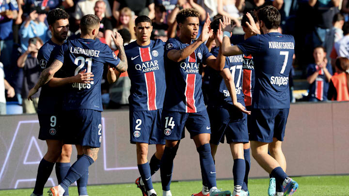 Les joueurs du Paris Saint-Germain avec le maillot Hechter