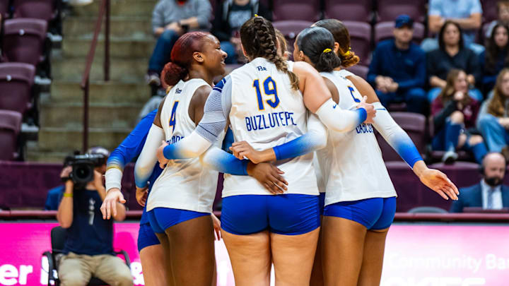 Pitt Volleyball Celebrates a Point 