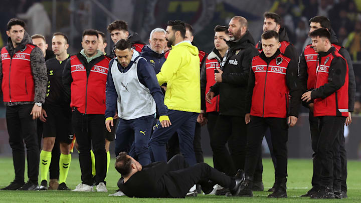 Jose Mourinho und Okan Buruk am Boden Jose Mourinho und Okan Buruk am Boden